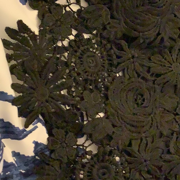 ✨Black Crocheted Sleeveless Boho Cropped Tank w/ Sewn In Tank (Junior)✨ - Picture 5 of 8